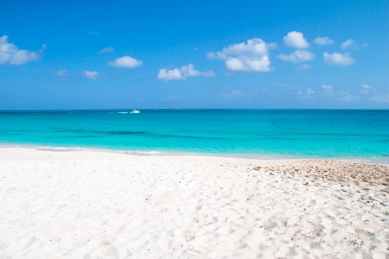 Grace Bay Place Hotell Exteriör bild